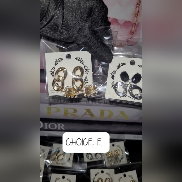 NEW CUBIC ZIRCONIA GOLD DIPPED EARING UNIQUE .CUSTOM MADE💎CHOOSE YOUR LETTER💠 - Picture 6 of 10